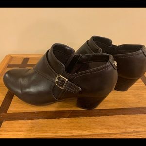 Gloria Vanderbilt brown boots